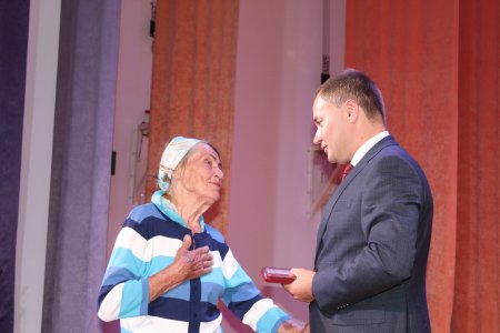 Жителям поселения Красный Яр вручили медали в честь 90-летия района